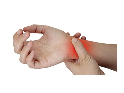 Đau khớp cổ tay gây đau nhức, sưng viêm hạn chế vận động vùng cổ tay.