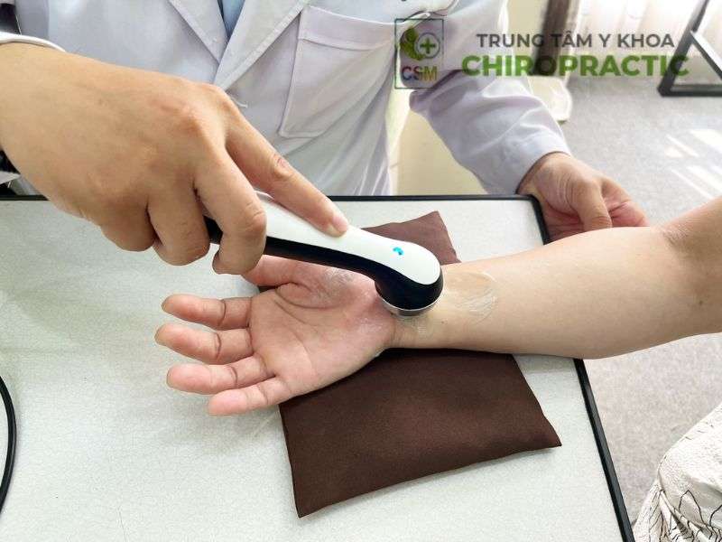 Tai sao nen dieu tri dau khop co tay bang phuong phap Chiropractic Trị đau khớp cổ tay bằng phương pháp Chiropractic