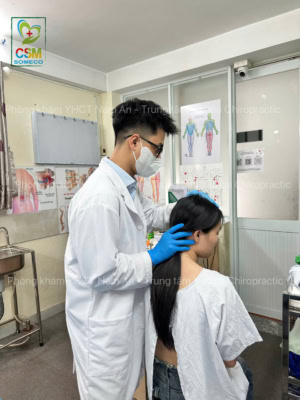 thăm khám trực tiếp để kiểm tra sai lệch của cột sống