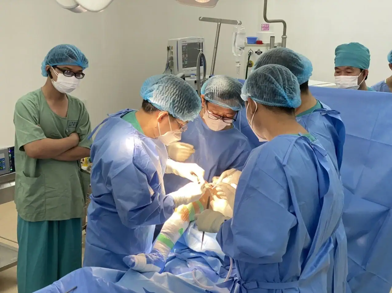 phẫu thuật thay khớp nhân tạo